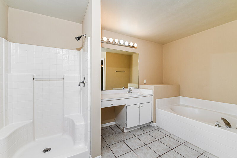 1,660/Mo, 515 SE 26th Ter Cape Coral, FL 33904 Main Bathroom View