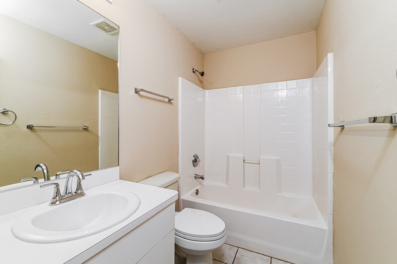 1,660/Mo, 515 SE 26th Ter Cape Coral, FL 33904 Bathroom View