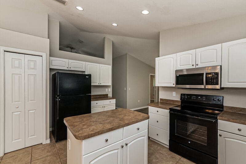 2,125/Mo, 2815 93rd Ct E Palmetto, FL 34221 Kitchen View