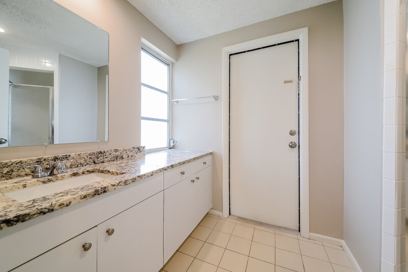 2,560/Mo, 3505 17th Ave W Bradenton, FL 34205 Main Bathroom View