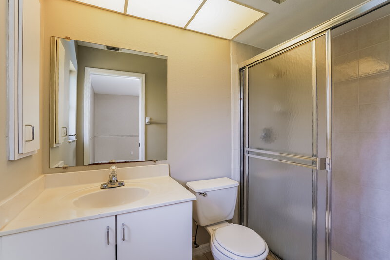 2,200/Mo, 1913 SE 11th Ave Cape Coral, FL 33990 Main Bathroom View