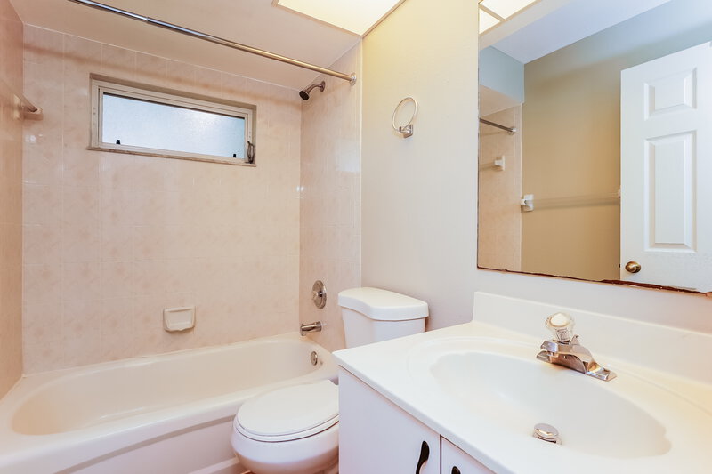2,200/Mo, 1913 SE 11th Ave Cape Coral, FL 33990 Bathroom View