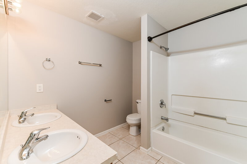 2,270/Mo, 1307 SE 18th St Cape Coral, FL 33990 Main Bathroom View