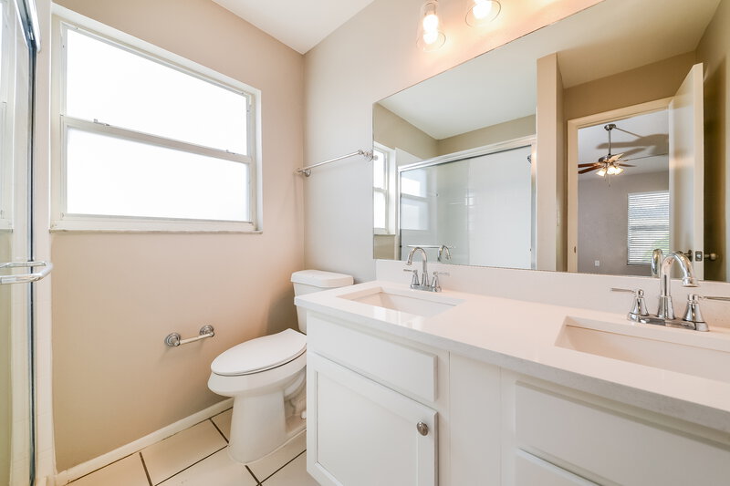 2,360/Mo, 605 45th St E Bradenton, FL 34208 Main Bathroom View