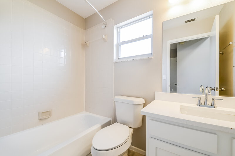 2,360/Mo, 605 45th St E Bradenton, FL 34208 Bathroom View