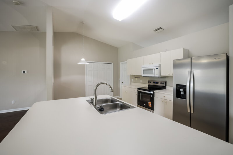 2,270/Mo, 313 SE 26th Ter Cape Coral, FL 33904 Kitchen View 2