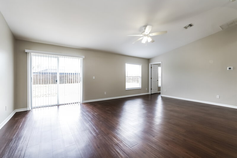 2,270/Mo, 313 SE 26th Ter Cape Coral, FL 33904 Family Room View