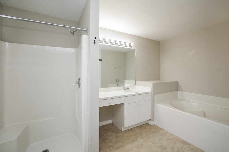 2,270/Mo, 313 SE 26th Ter Cape Coral, FL 33904 Main Bathroom View