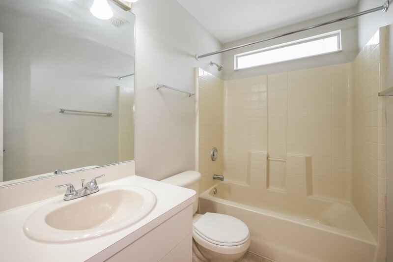 2,270/Mo, 313 SE 26th Ter Cape Coral, FL 33904 Bathroom View