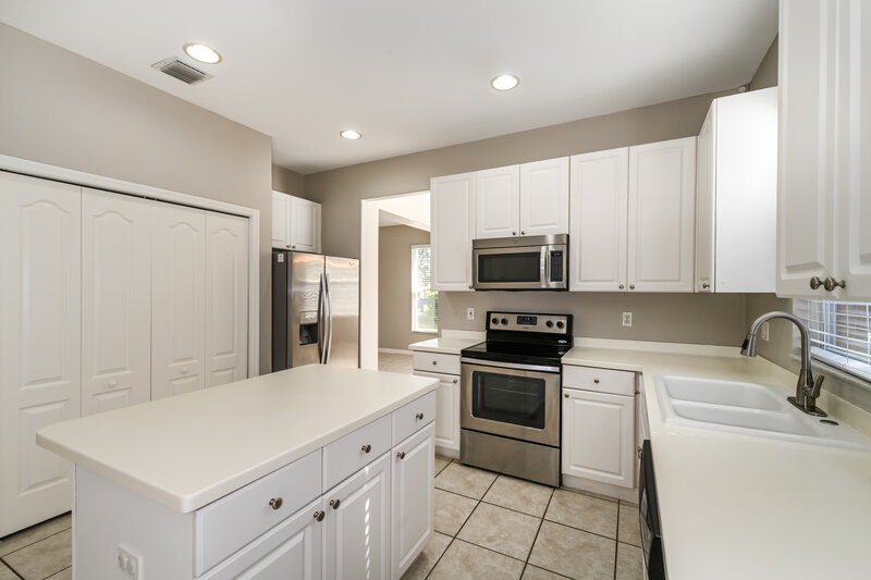 4,355/Mo, 8976 Cypress Preserve Pl Fort Myers, FL 33912 Kitchen View 2