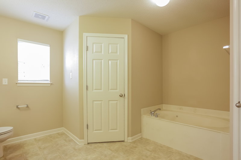 1,875/Mo, 5918 Tommy Joe Dr Southaven, MS 38672 Master Bathroom View