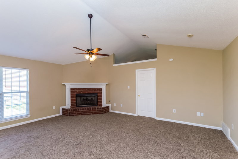 1,860/Mo, 7395 Bridle Cv Southaven, MS 38671 Living Room View 3