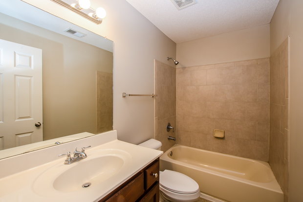 2,290/Mo, 7197 Willow Point Dr Horn Lake, MS 38637 Bathroom View