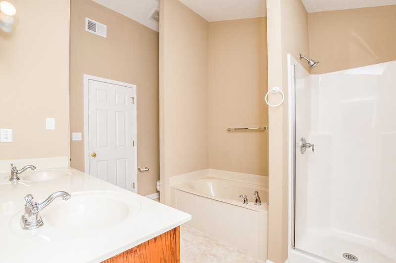 1,670/Mo, 6812 Tealwood Dr Horn Lake, MS 38637 Master Bathroom View