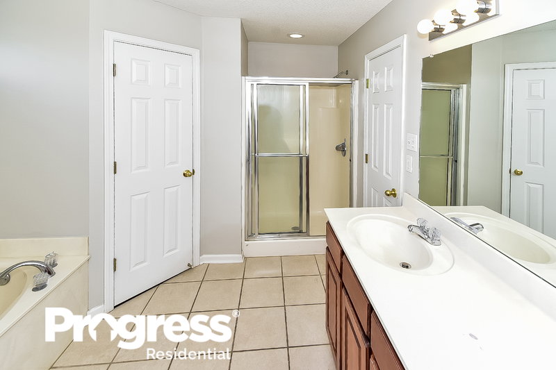 2,260/Mo, 5651 Carter Dr Southaven, MS 38672 Master Bathroom View