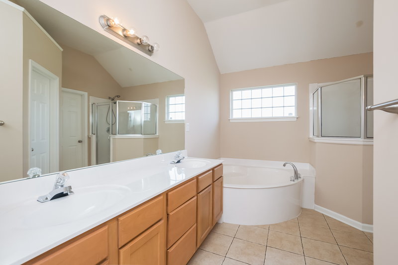 1,950/Mo, 9129 William Paul Dr Olive Branch, MS 38654 Master Bathroom View