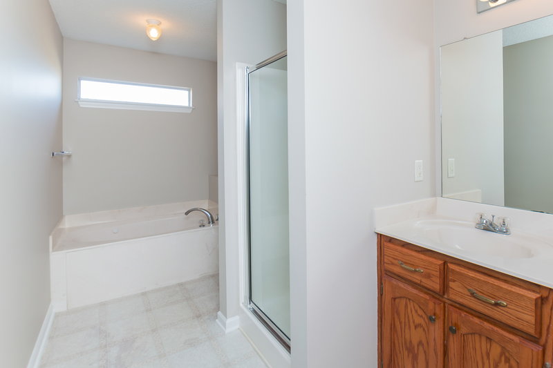 2,360/Mo, 1890 Central Trails Dr Southaven, MS 38671 Master Bathroom View