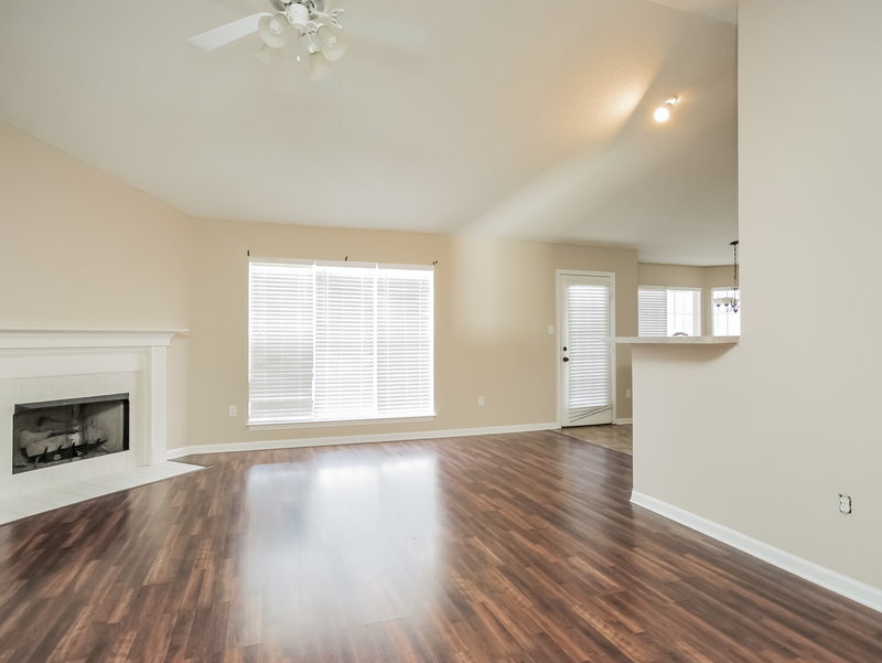 2,005/Mo, 1802 Mary Payton Cv Southaven, MS 38671 Living Roommediumx View 2