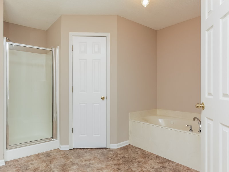 2,005/Mo, 1802 Mary Payton Cv Southaven, MS 38671 Master Bathroommediumx View