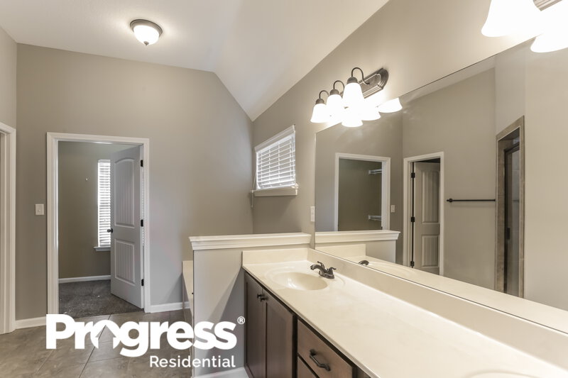 2,420/Mo, 4586 Davis Grove Blvd Olive Branch, MS 38654 Main Bathroom View