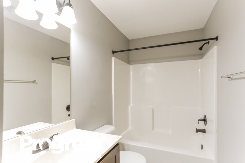 2,420/Mo, 4586 Davis Grove Blvd Olive Branch, MS 38654 Bathroom View