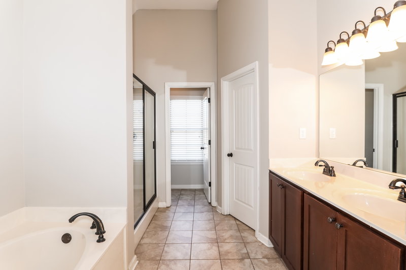 2,125/Mo, 4743 Shinault Ln Olive Branch, MS 38654 Master Bathroom View