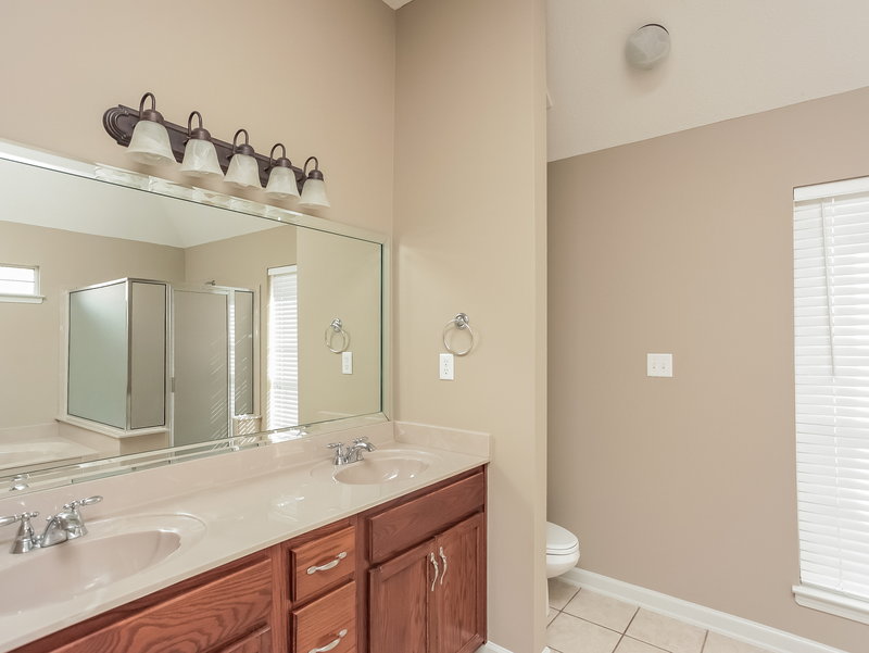 1,620/Mo, 8416 Inverness Dr Southaven, MS 38672 Master Bathroom View