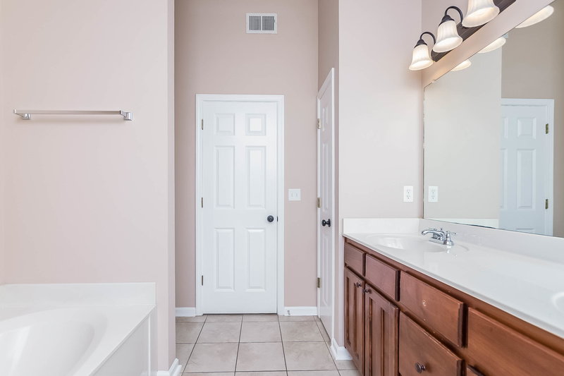 1,985/Mo, 1848 Roy Dr Southaven, MS 38671 Master Bathroom View