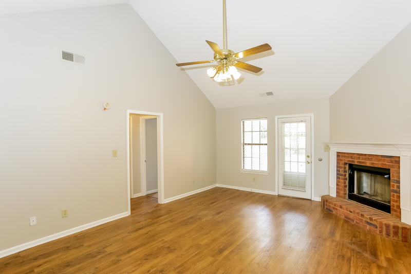 3,500/Mo, 2815 S Cherry Dr Southaven, MS 38672 Living Room View 3