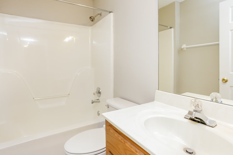 3,500/Mo, 2815 S Cherry Dr Southaven, MS 38672 Bathroom View
