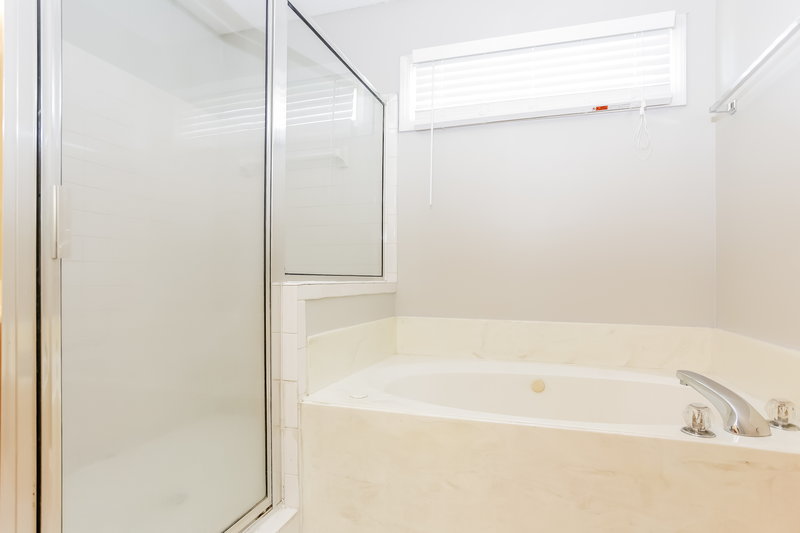 3,500/Mo, 2815 S Cherry Dr Southaven, MS 38672 Bathroom View 3