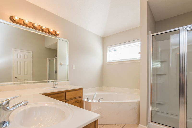 1,995/Mo, 9909 Southern Oak Way Olive Branch, MS 38654 Master Bathroom View 2