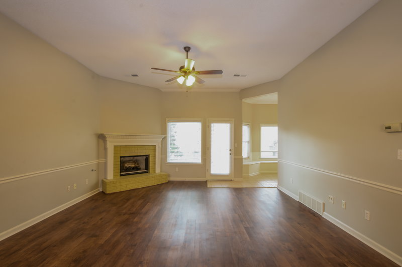 2,305/Mo, 8595 Bell Ridge Dr Olive Branch, MS 38654 livingarea View
