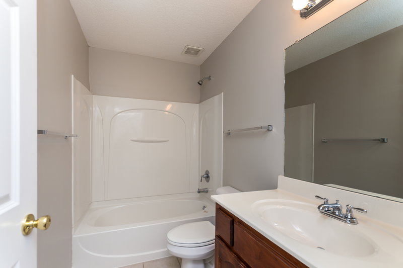 2,265/Mo, 10805 Paul Coleman Dr Olive Branch, MS 38654 Bathroom View 2
