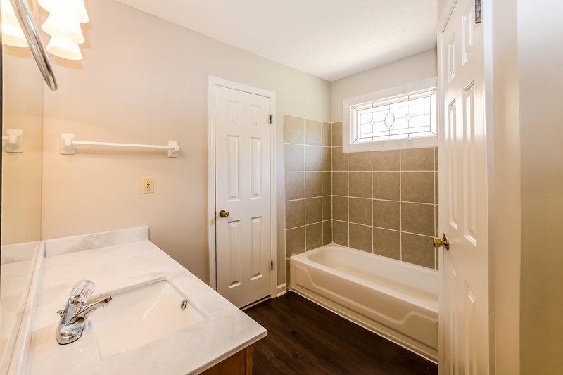 1,940/Mo, 6760 Diana Dr Olive Branch, MS 38654 Master Bathroom View