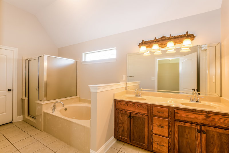 1,940/Mo, 2691 Miner Cv Southaven, MS 38672 Master Bathroom View