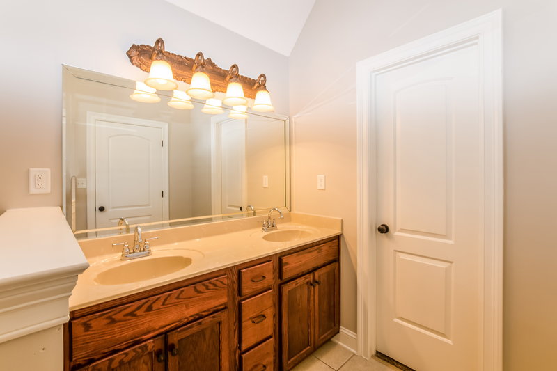 1,940/Mo, 2691 Miner Cv Southaven, MS 38672 Master Bathroom View 2