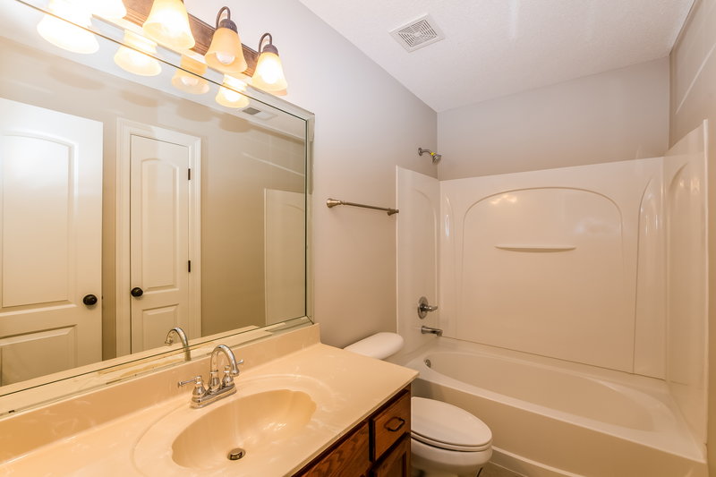 1,940/Mo, 2691 Miner Cv Southaven, MS 38672 Bathroom View