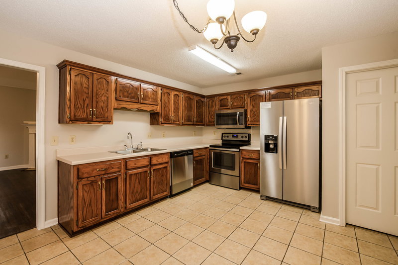 2,165/Mo, 1438 Clockshop Dr Hernando, MS 38632 Kitchen View 2