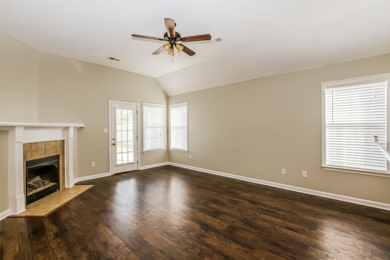 1,835/Mo, 5804 Lindsay Cv Southaven, MS 38671 Living Room View 3