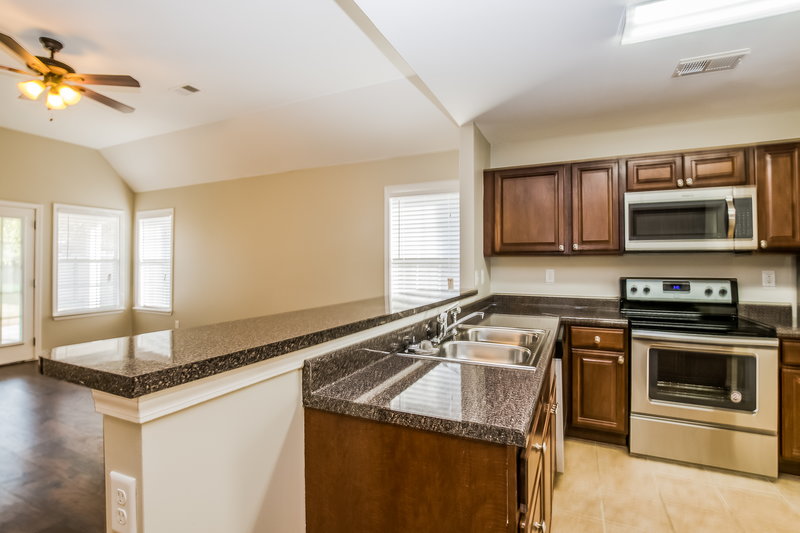 1,835/Mo, 5804 Lindsay Cv Southaven, MS 38671 Kitchen View 2