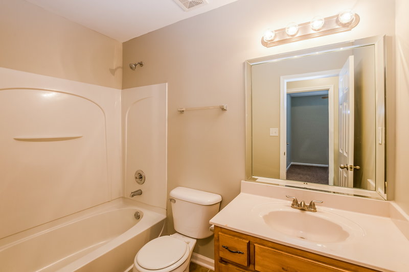 1,835/Mo, 5804 Lindsay Cv Southaven, MS 38671 Bathroom View