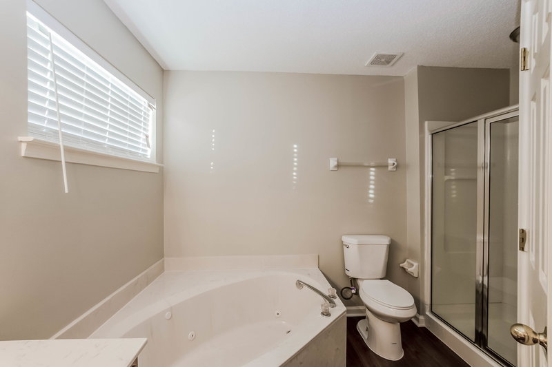 1,875/Mo, 8205 Regal Bend Dr Olive Branch, MS 38654 Master Bathroom View 2