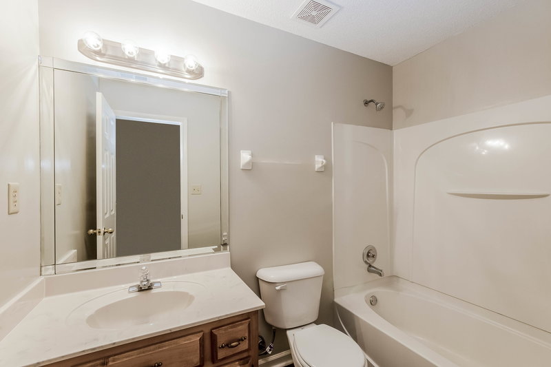 1,875/Mo, 8205 Regal Bend Dr Olive Branch, MS 38654 Bathroom View