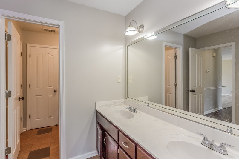 2,700/Mo, 1862 Towson Ln Horn Lake, MS 38637 Master Bathroom View 2