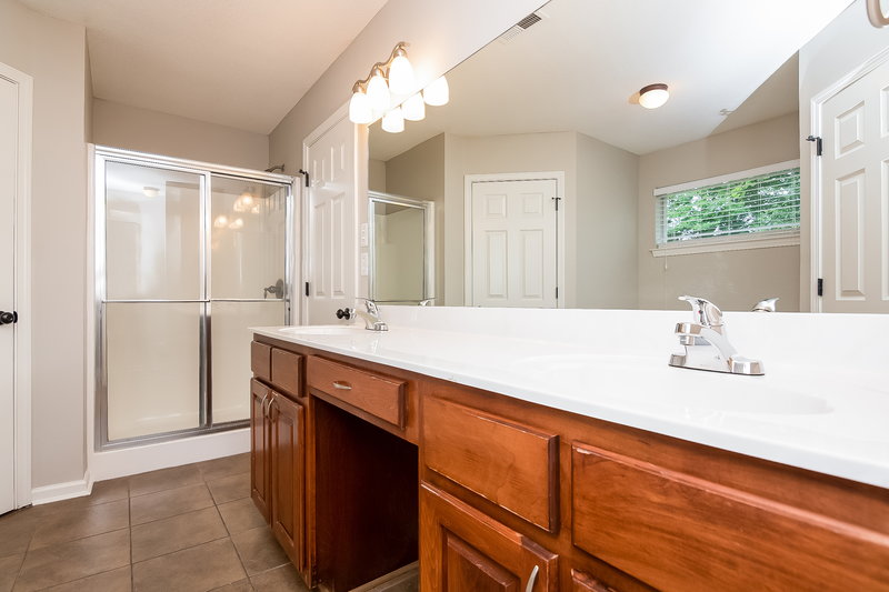 2,240/Mo, 5695 Kuykendall Dr Southaven, MS 38672 Master Bathroom View