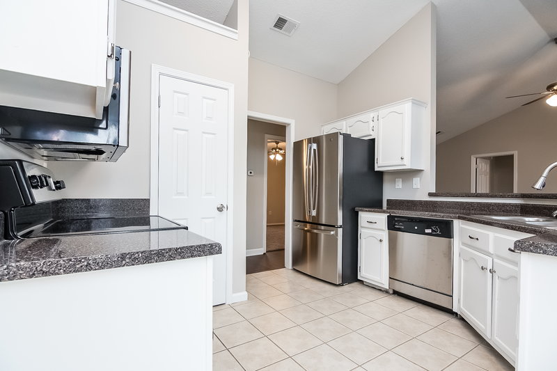 2,340/Mo, 7202 Brenwood Drive Horn Lake, MS 38637 Kitchen View