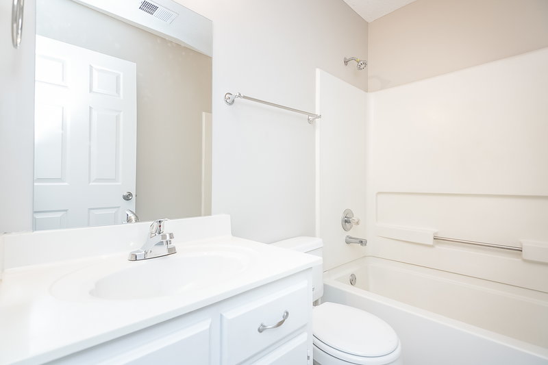 2,340/Mo, 7202 Brenwood Drive Horn Lake, MS 38637 Bathroom View