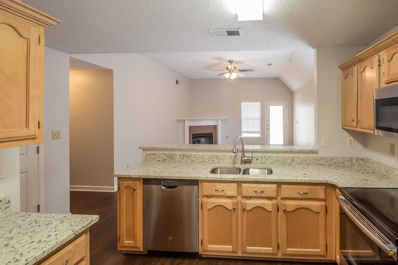 1,620/Mo, 8248 Clubview Dr Olive Branch, MS 38654 Kitchen View 2