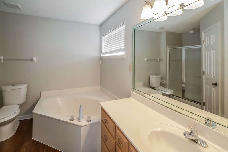 1,620/Mo, 8248 Clubview Dr Olive Branch, MS 38654 Master Bathroom View